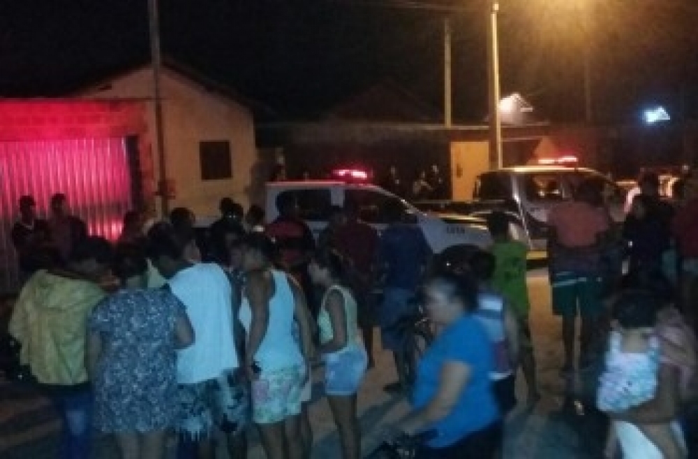Dupla é executada a tiros dentro de residência no Conjunto Brisa do Lago, em Arapiraca
