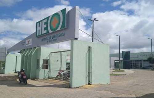 Mulher atingida com tiro na testa quando marido limpava arma morre no HEA