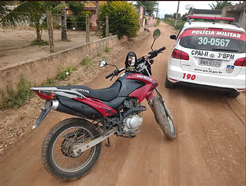 Moto roubada na madrugada deste sábado é recuperada no bairro Batingas