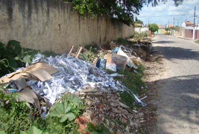 Rua União dos Palmares está tomada pelo lixo em Arapiraca