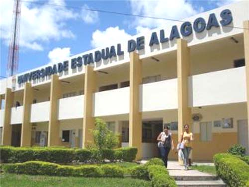 Em protesto, estudantes da Uneal temem fim das aulas