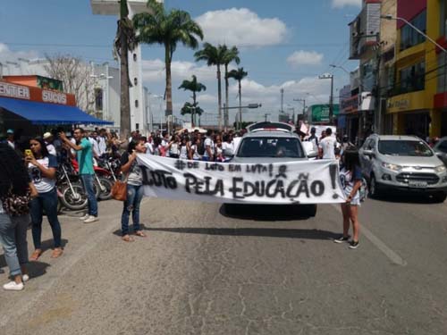 Alunos voltam a protestar contra falta de transporte escolar em Arapiraca
