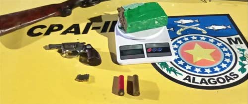 Força Tarefa da 1ª Cia troca tiros com traficantes e apreende armas e drogas em São Miguel dos Campos