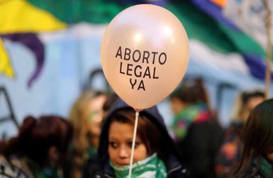 Argentina vai às ruas e vota lei que amplia direito ao aborto