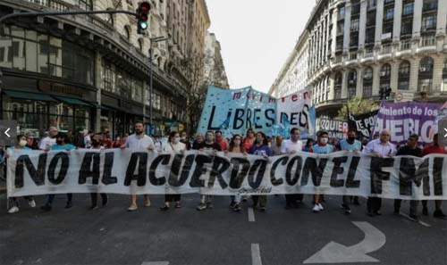 Multidão protesta na Argentina contra acordo com o FMI