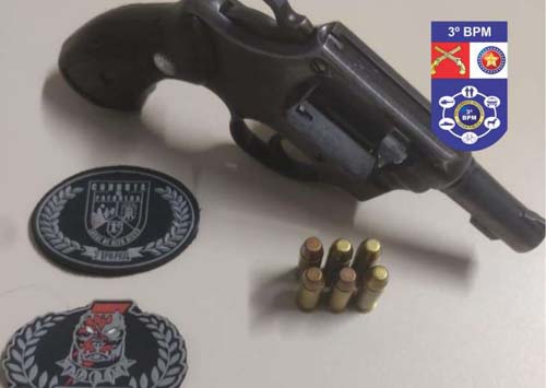 Mulher de 34 anos é presa com arma após denúncia de disparo em via pública