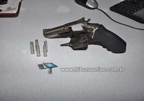 RP do 2º BPM prende em União dos Palmares dupla portando revolver calibre 357 de uso exclusivo da PM