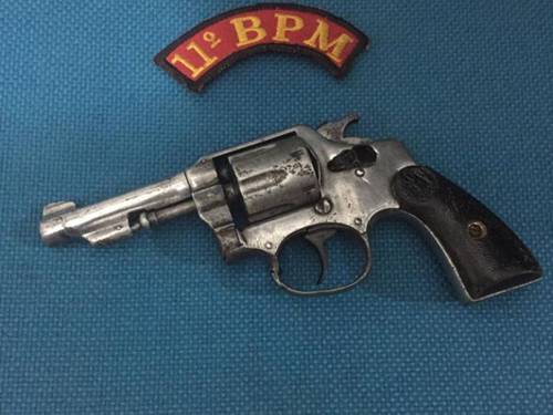 Durante rondas, militares flagram jovem de 20 anos com arma de fogo em São Brás
