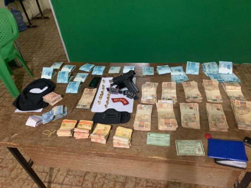 Homem é preso ao ser flagrado com arma, balaclava e mais de 31 mil reais em Piaçabuçu