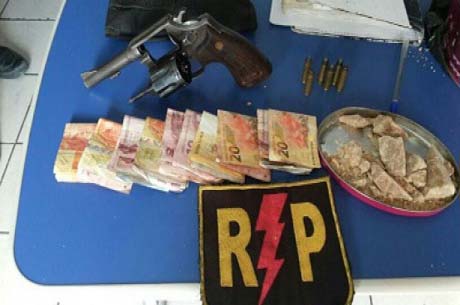 Radiopatrulha prende dois por tráfico no Cleto Marques Luz
