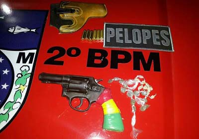 2º BPM prende dupla com arma e drogas em Murici