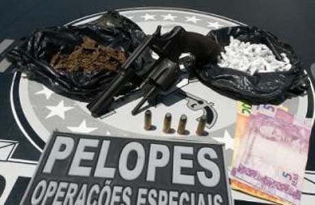 Pelopes do 2º BPM apreende arma de fogo e droga em Murici