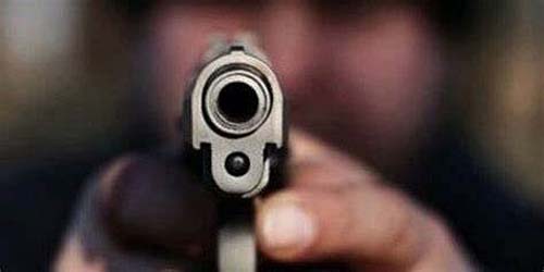 Mulher é morta com tiros na cabeça enquanto caminhava na rua