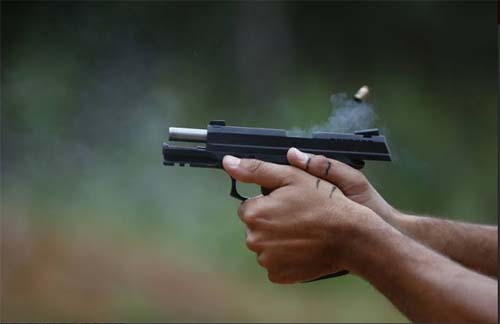 De máscara, assassino sai de plantação de mandioca e mata homem a tiros