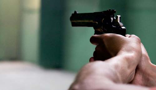 Homem invade casa e tenta matar casal e criança a tiros em Campo Grande