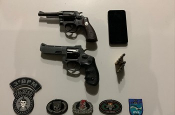 Suspeitos são presos por porte ilegal de arma de fogo de uso restrito, em Arapiraca