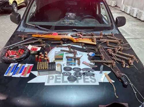 Operação policial revela arsenal de quase 30 armas na residência de acusado de homicídio