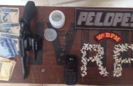 PM prende dois e apreende um com drogas e arma de fogo em Palmeira dos Índios