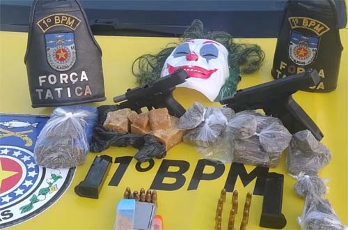 Polícia Militar de Alagoas descobre armas, drogas e máscara de vilão em imóvel abandonado na Levada