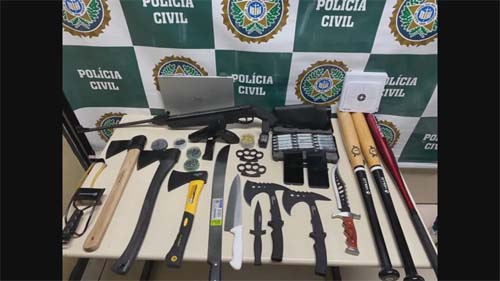Grande quantidade de armas é apreendida na casa de homem que ameaçava vizinhos em Copacabana