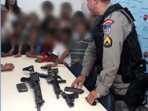 Após imagens de crianças manuseando armas em CISP, MP recomenda investigação