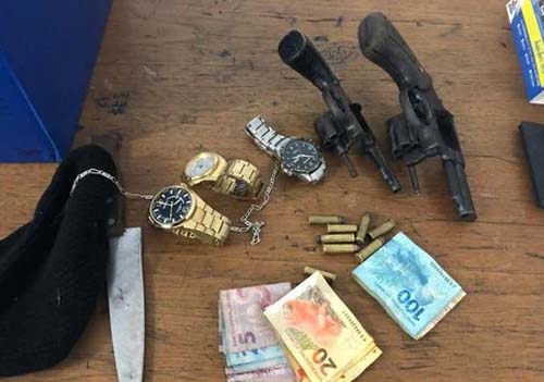 Dois homens são presos acusados de assaltar feirantes em Jundiá