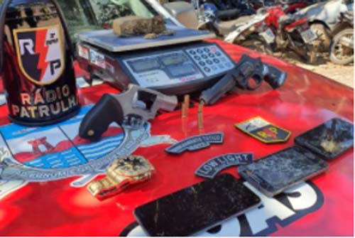 PM apreende armas, maconha e recupera veículo e objetos roubados, em Taquarana