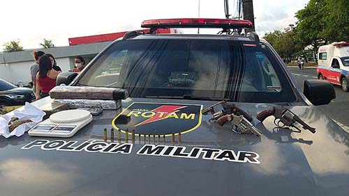 Dois suspeitos são presos com armas e drogas no Village Campestre