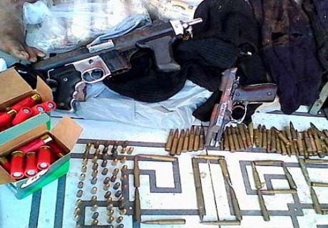 Operação prende dois fugitivos e apreende dinamite e armas