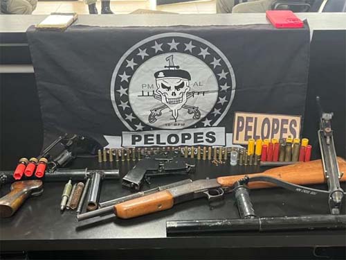 Flecha, armas de grosso calibre e munições: PM descobre arsenal e prende duas pessoas