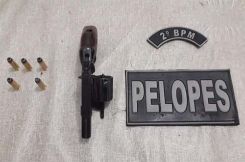 Polícia Militar apreende armas de fogo em União dos Palmares e Messias Equipes do 10º BPM também flagraram rinha de galo no município de Estrela de Alagoas