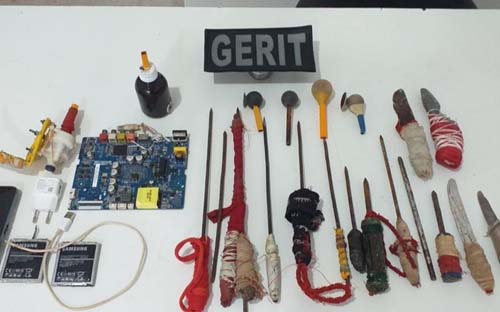 Vinte espetos artesanais são encontrados em celas do Cadeião