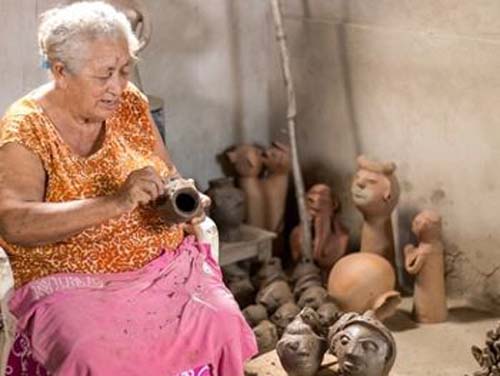 Patrimônio vivo de AL, dona Irinéia é internada com covid-19 em Maceió