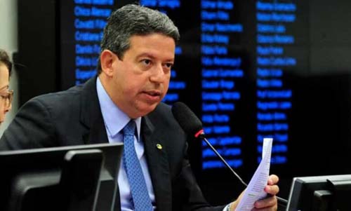 Arthur Lira comemora decisão do STF favorável ao voto presencial na eleição da Câmara