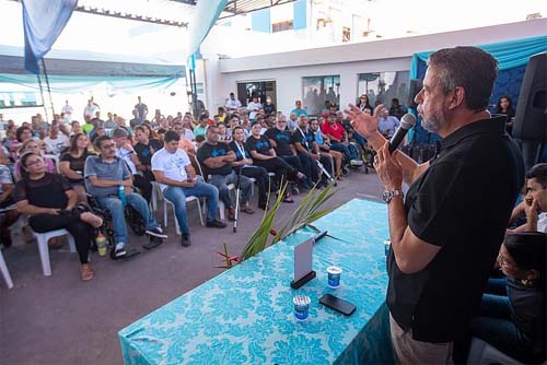 Arthur Lira garante investimentos e Adefal entrega cadeiras motorizadas e aparelhos auditivos