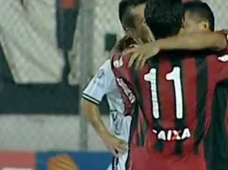 Atlético-PR vence o ASA por 3 a 2, volta ao G-4 e dorme vice-líder