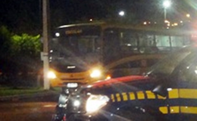  Ônibus de estudantes é alvo de bandidos na BR 101 em Jequiá da Praia