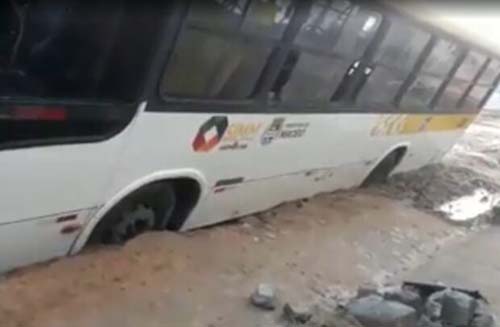 Asfalto cede novamente no Pinheiro e afunda veículos