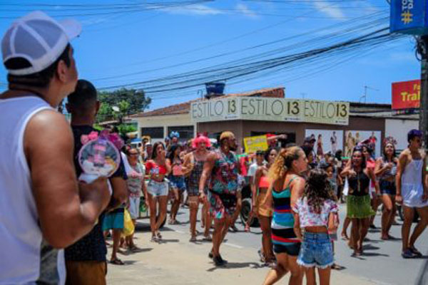 Bloco Bonecas do Biu movimenta carnaval no Benedito Bentes