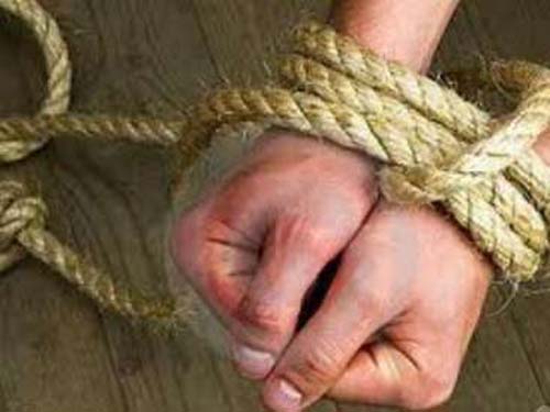 Acusado de agredir e roubar celular de adolescente é amarrado e espancado por populares