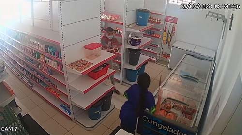 Assaltante se passa por cliente de mercadinho, atira em mulher e é atacado por ela com facão