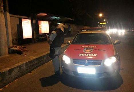 Suspeitos de roubo, homem é morto e menor espancado por populares