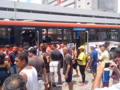 Após ser reconhecido dentro de ônibus, suspeito de assalto é rendido