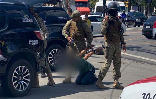 Polícia frustra assalto com reféns em drogaria no Farol
