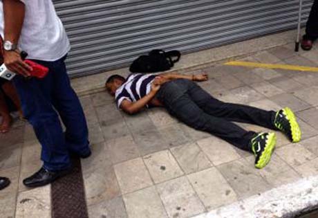 Acusado de assalto é morto após ser baleado à porta de banco