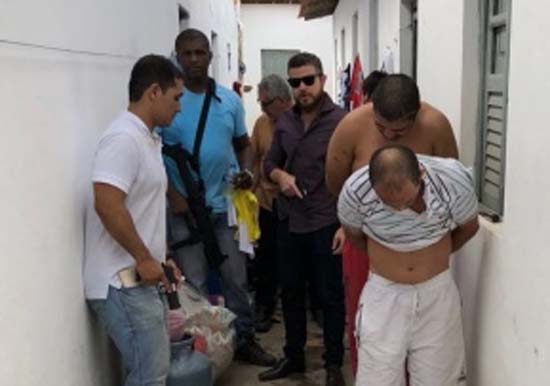 Polícia prende dupla acusada de roubo e recupera carga de cosméticos