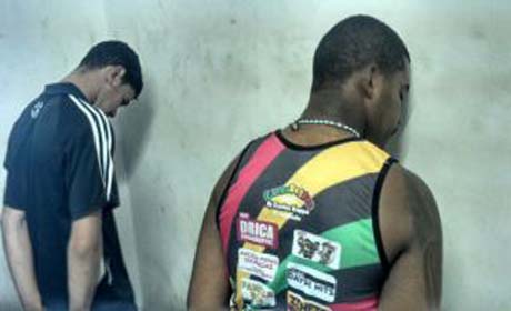 Policiais prendem suspeitos de roubo com revólver em Maceió