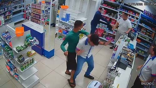 Dupla com faca rouba celulares e cerca de R$ 1 mil após invadir farmácia, em Maceió