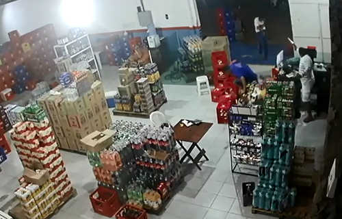 Vídeos mostram tiroteio entre criminoso e dono de mercadinho no Santos Dumont