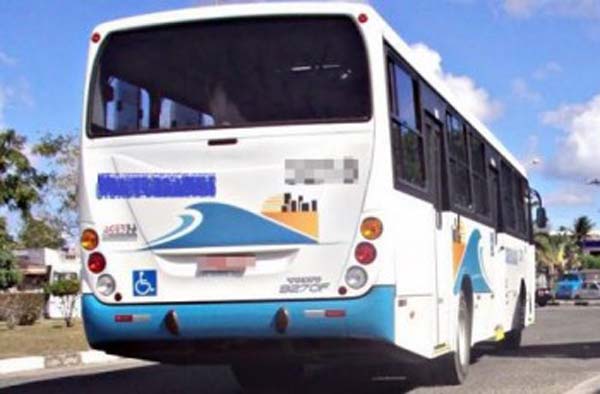 Pânico: criminosos atiram contra ônibus com aposentados e motorista acaba atingido, em AL